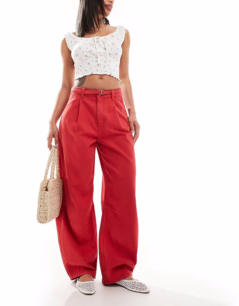 

Легкие джинсы-бочонки ASOS DESIGN с поясом красного цвета