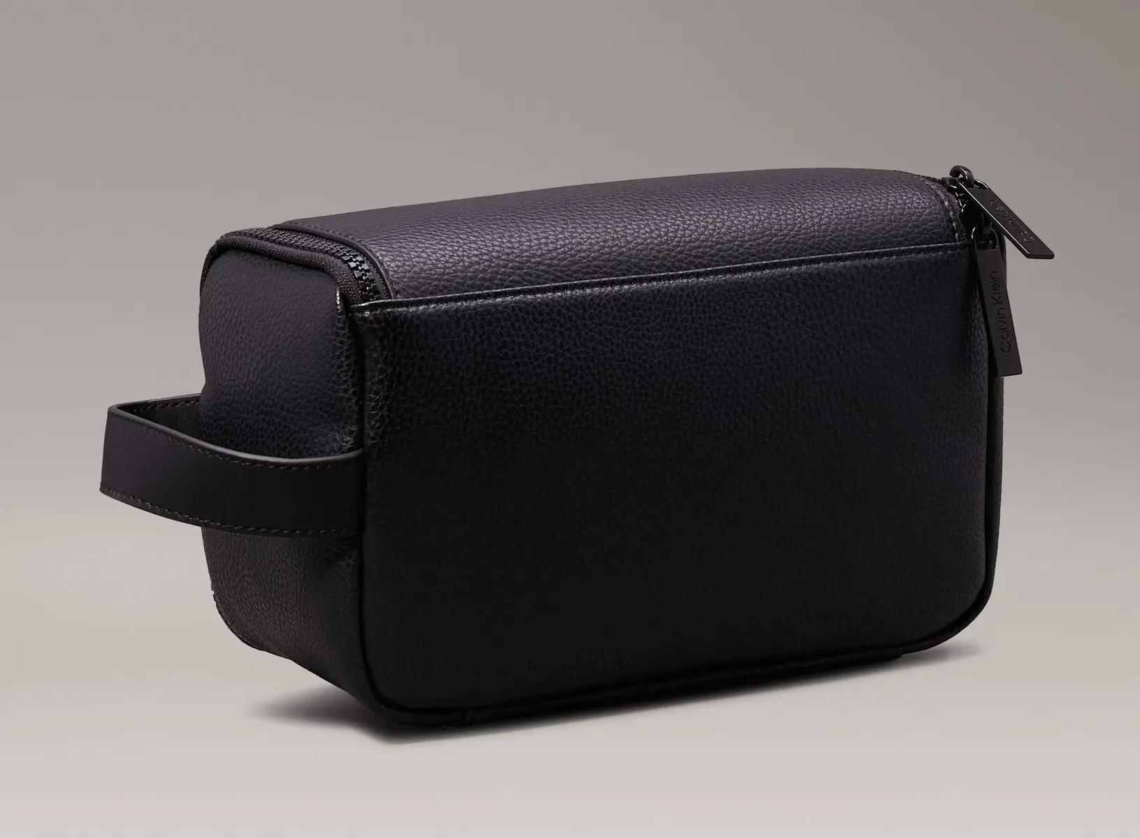 

Косметичка Calvin Klein "CK MUST WASHBAG W/HANGER", цвет Ck Black Pebble