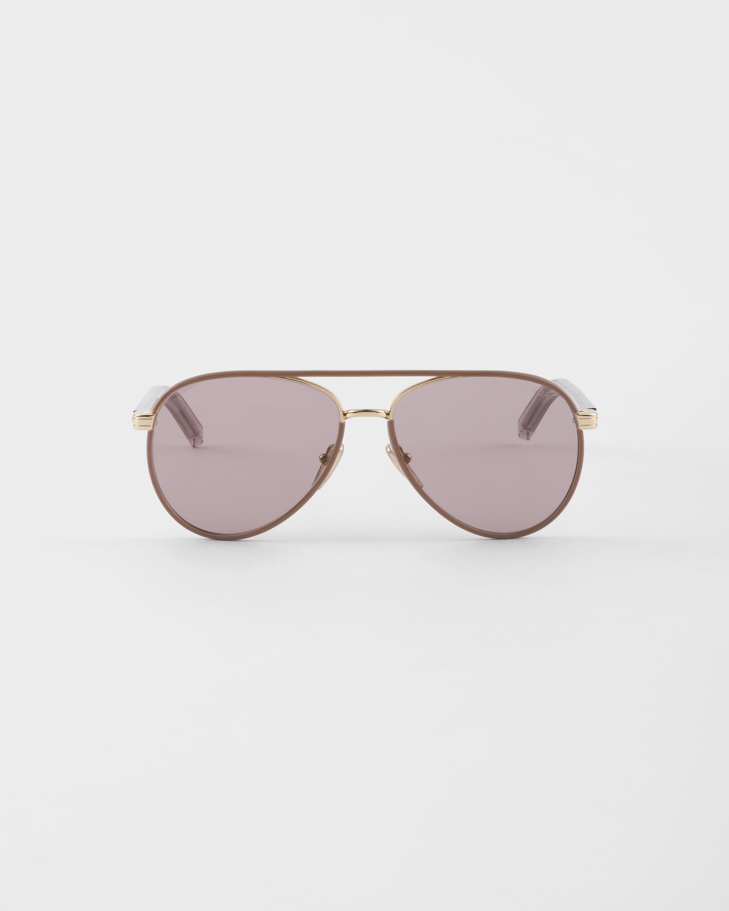 

Солнцезащитные очки Prada с культовой металлической пластиной, фиолетовый