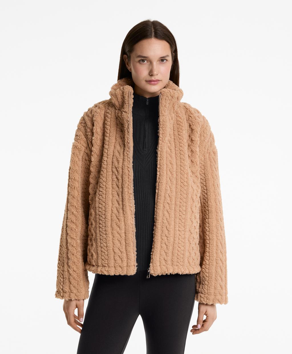

Куртка из искусственной овчины, вязаная кабелем Oysho, цвет Pale Camel
