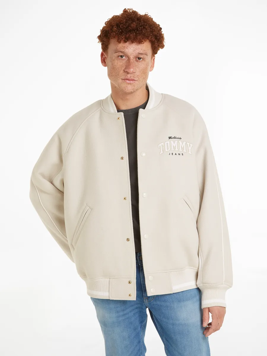 

Блузон Tommy Jeans "TJM WOOL VARSITY BOMBER", цвет Newsprint