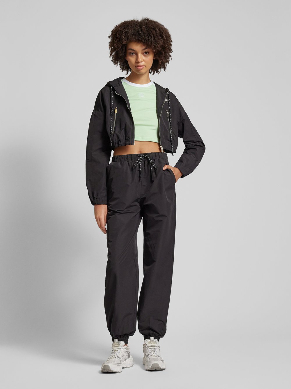 

Укороченная футболка с контрастными полосками adidas Originals, мятный
