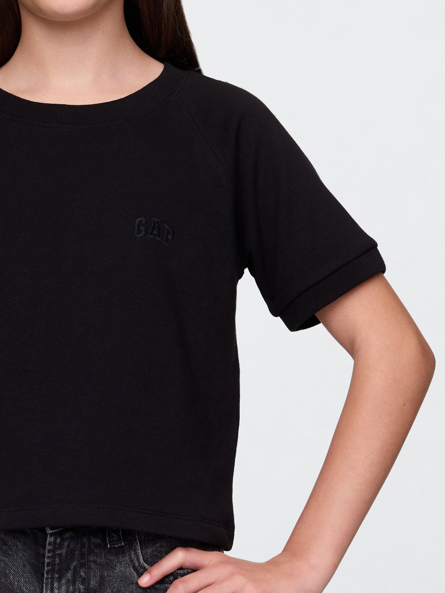 (K) Свободная махровая футболка (детская) GAP, TRUE_BLACK_V2 — фото 2