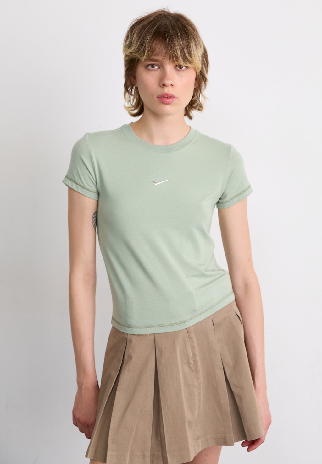 

Базовая футболка Nike Sportswear, зеленый