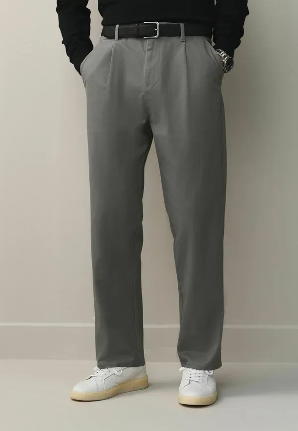 Брюки чинос Regular tapered fit single pleat с ремнем, Next, светло-серый
