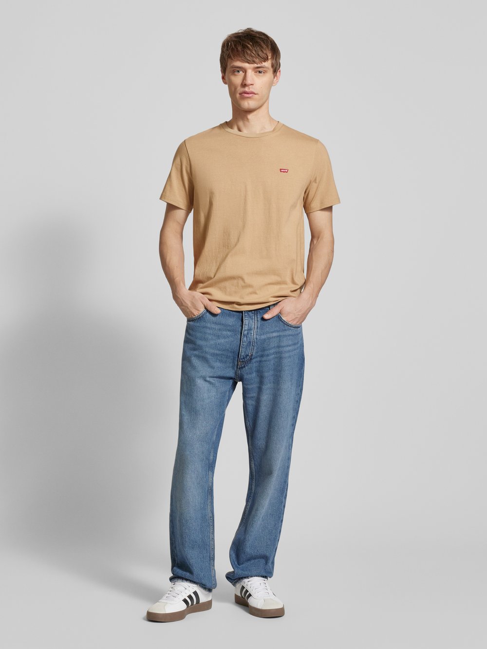 

Футболка с нашивкой-лейблом Levi's, бежевый