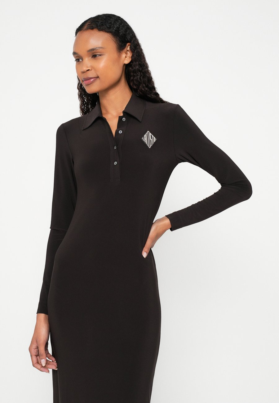 Платье Lacoste Shirt dress, Buffle/Black, V-образный вырез, черное — фото 4