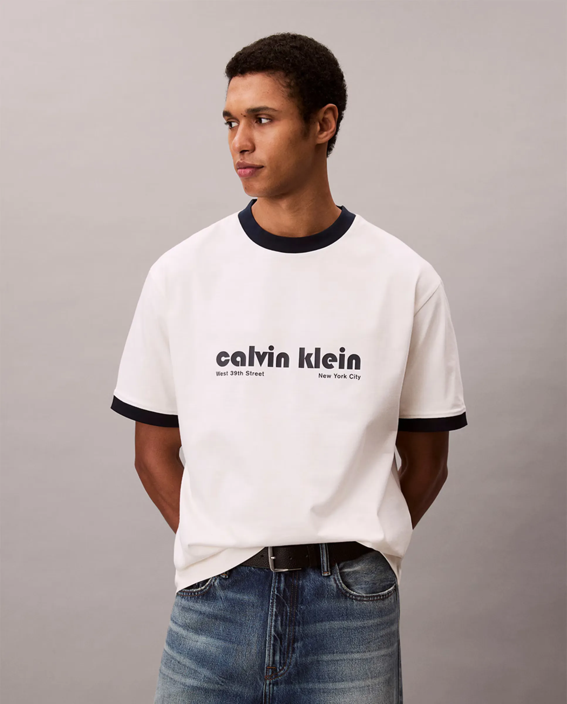 

Футболка мужская свободного кроя с ретро-логотипом Calvin Klein Jeans, цвет Crudo