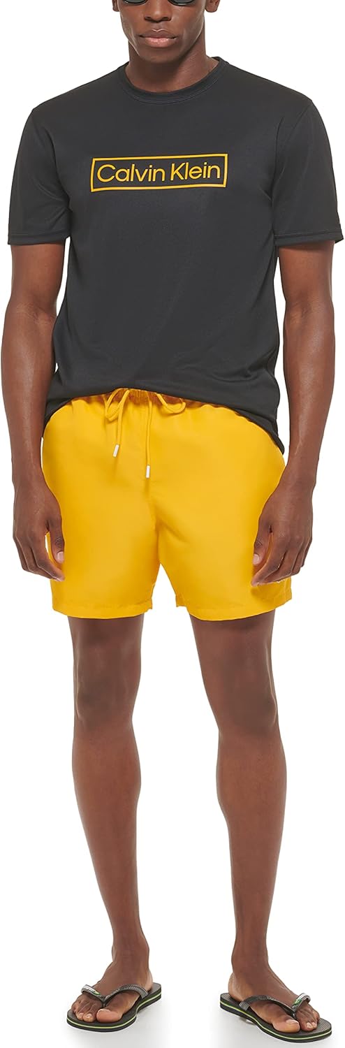 Calvin Klein Mens, легкий, быстросохнущий, с коротким рукавом, защита от ультрафиолетового излучения 40+, Black Logo — фото 2