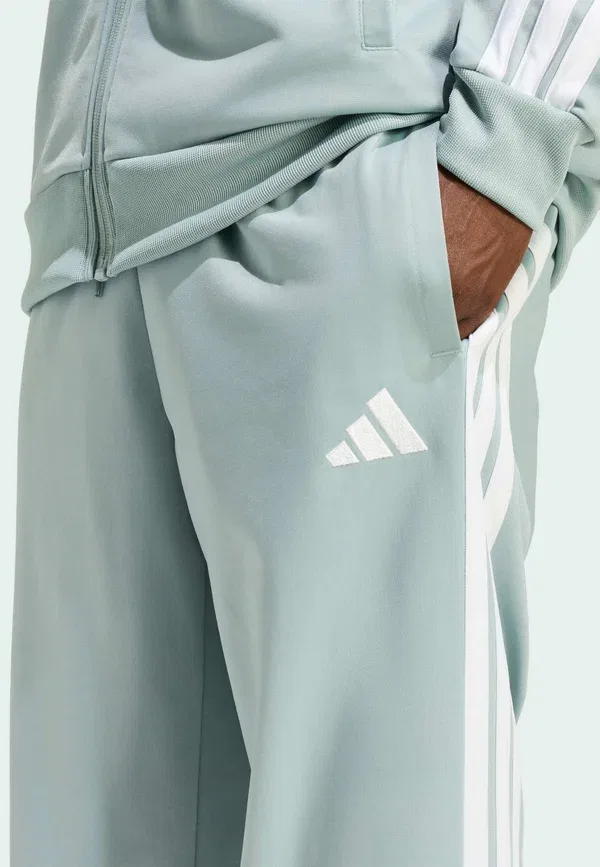 Тренировочный костюм Adidas Sportswear 3 Stripes, цвет шалфей — фото 4