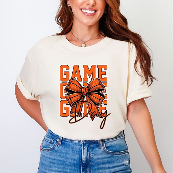 

Футболка Coquette basketball bow game day stacked Simply Sage Market, Ivory