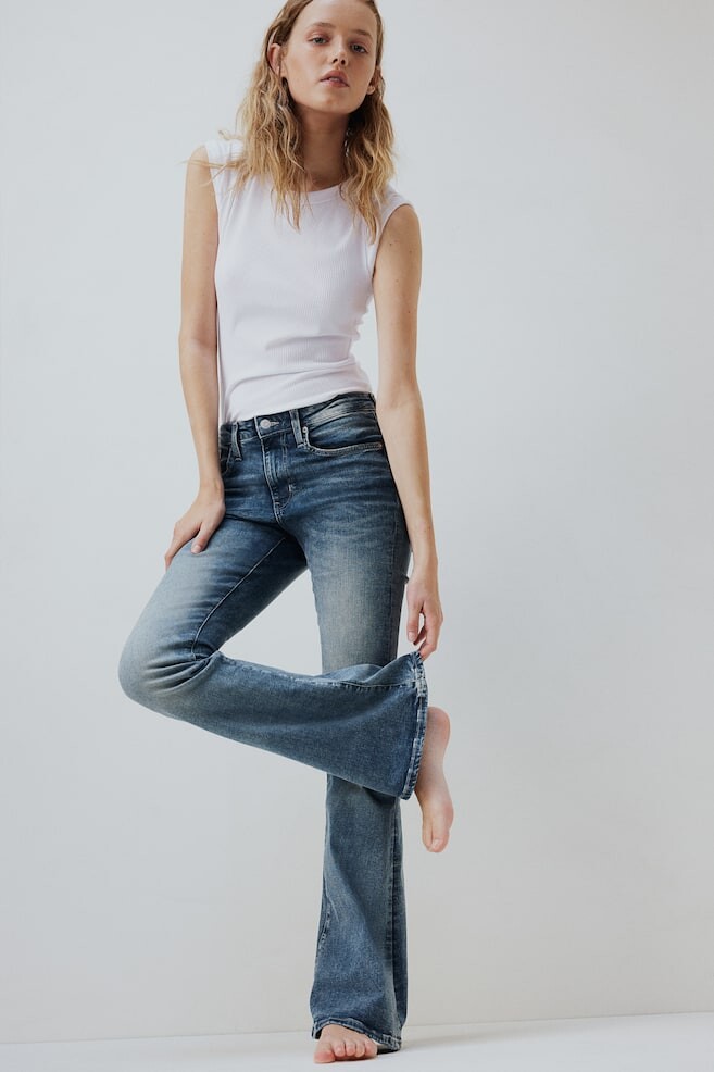 

Расклешенные ультравысокие джинсы H&M, синий