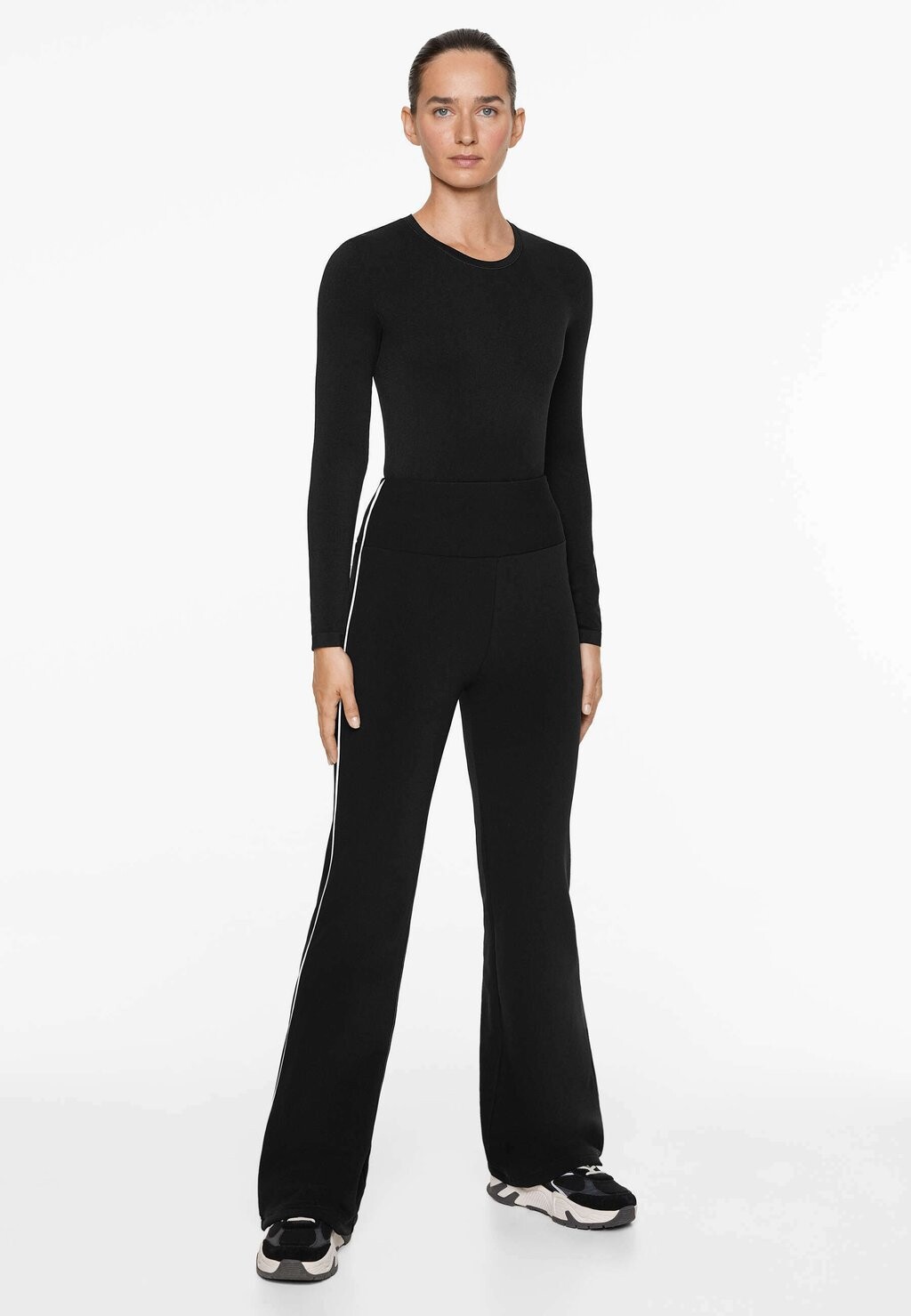 

Брюки SUPER EXTRA WARM SEAMLESS BOOTCUT WITH PIPING OYSHO, черный