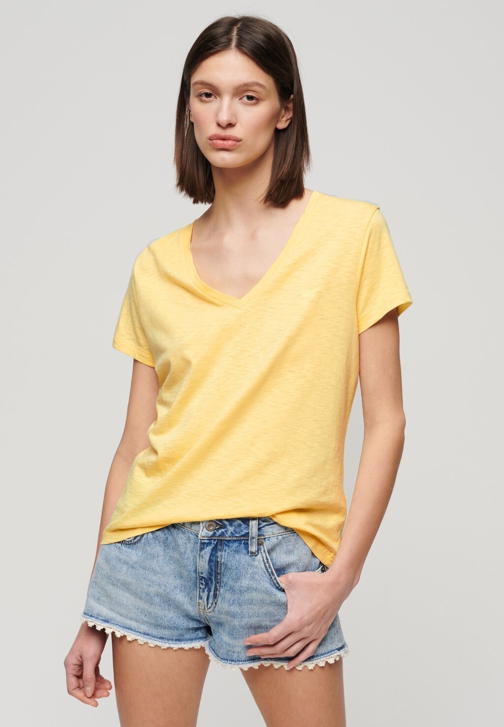 

Футболка базовая EMBROIDERED V-NECK Superdry, цвет pale yellow