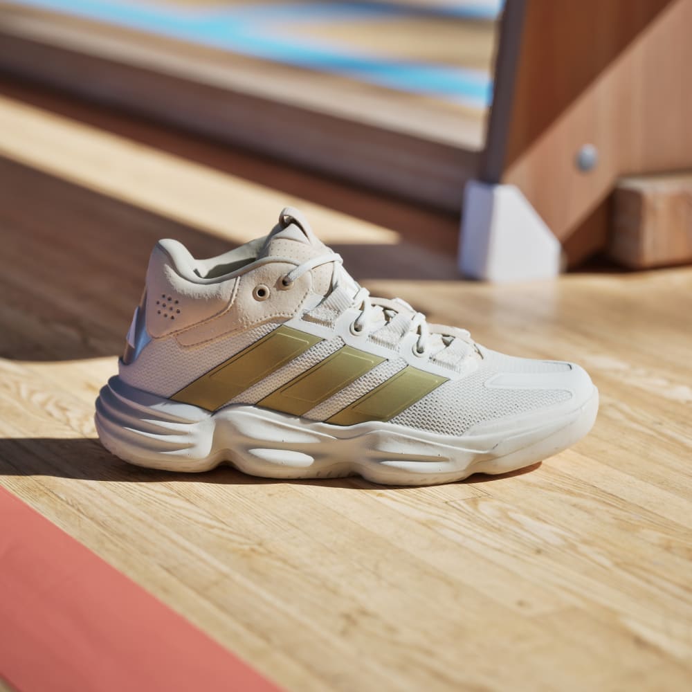 Кроссовки Adidas Court Stabil Indoor Shoes, цвет Off White/Gold Metallic/Crystal Sand — фото 2