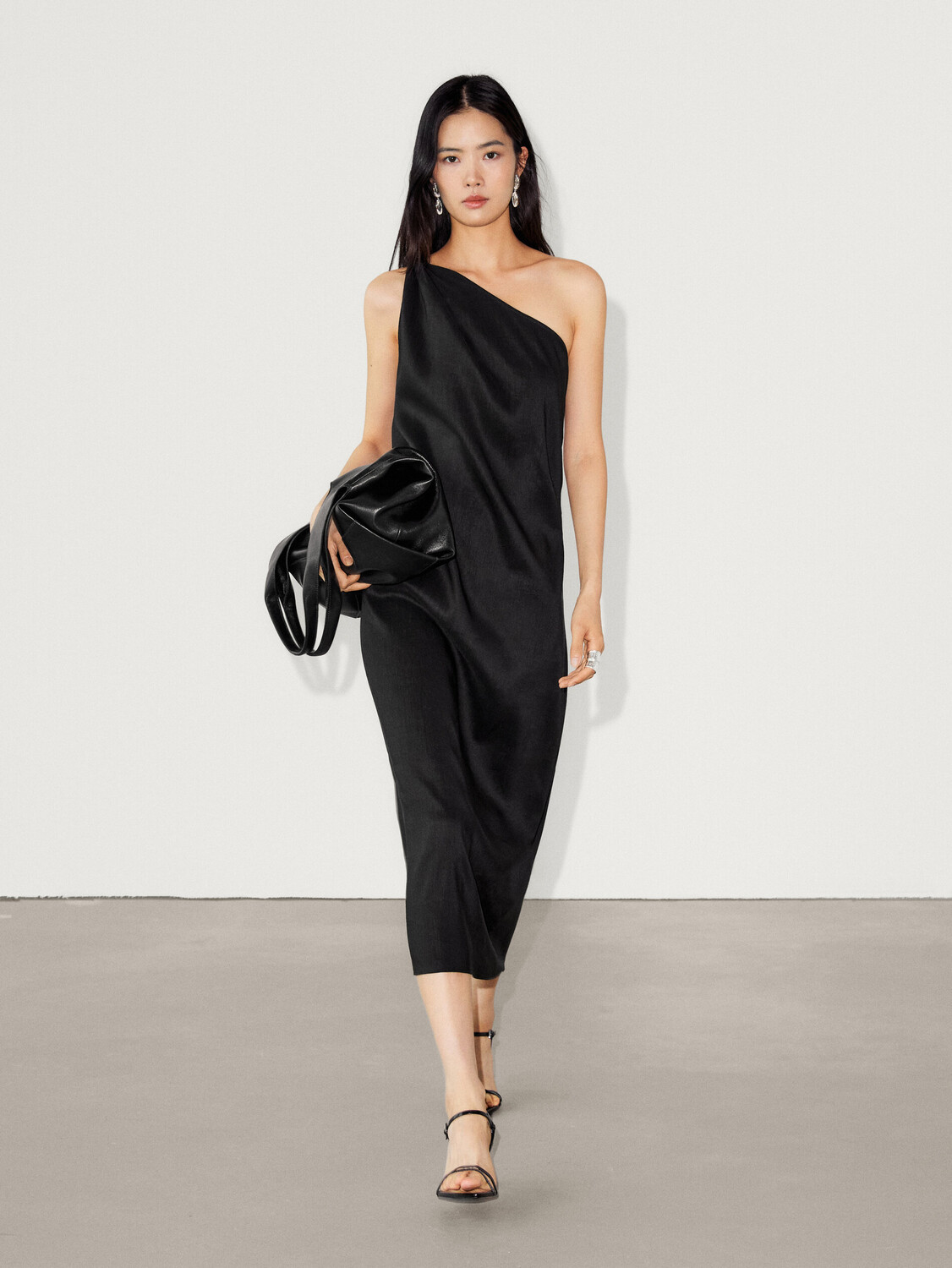 

Асимметричное платье миди из эластичной льняной смеси Massimo Dutti, черный