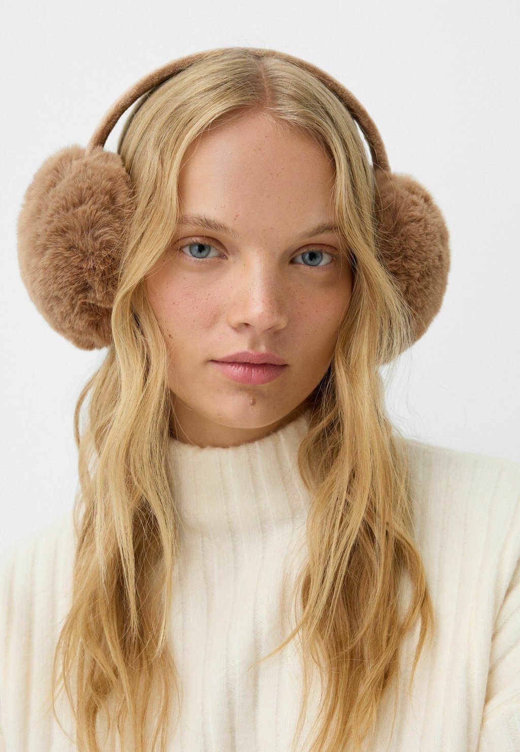 

Головной убор MUFFS Bershka, песочный