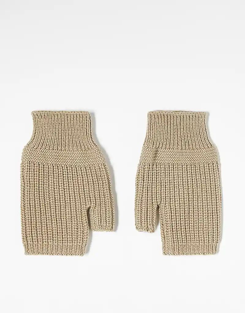 

Вязаные варежки Weekday бежевого цвета