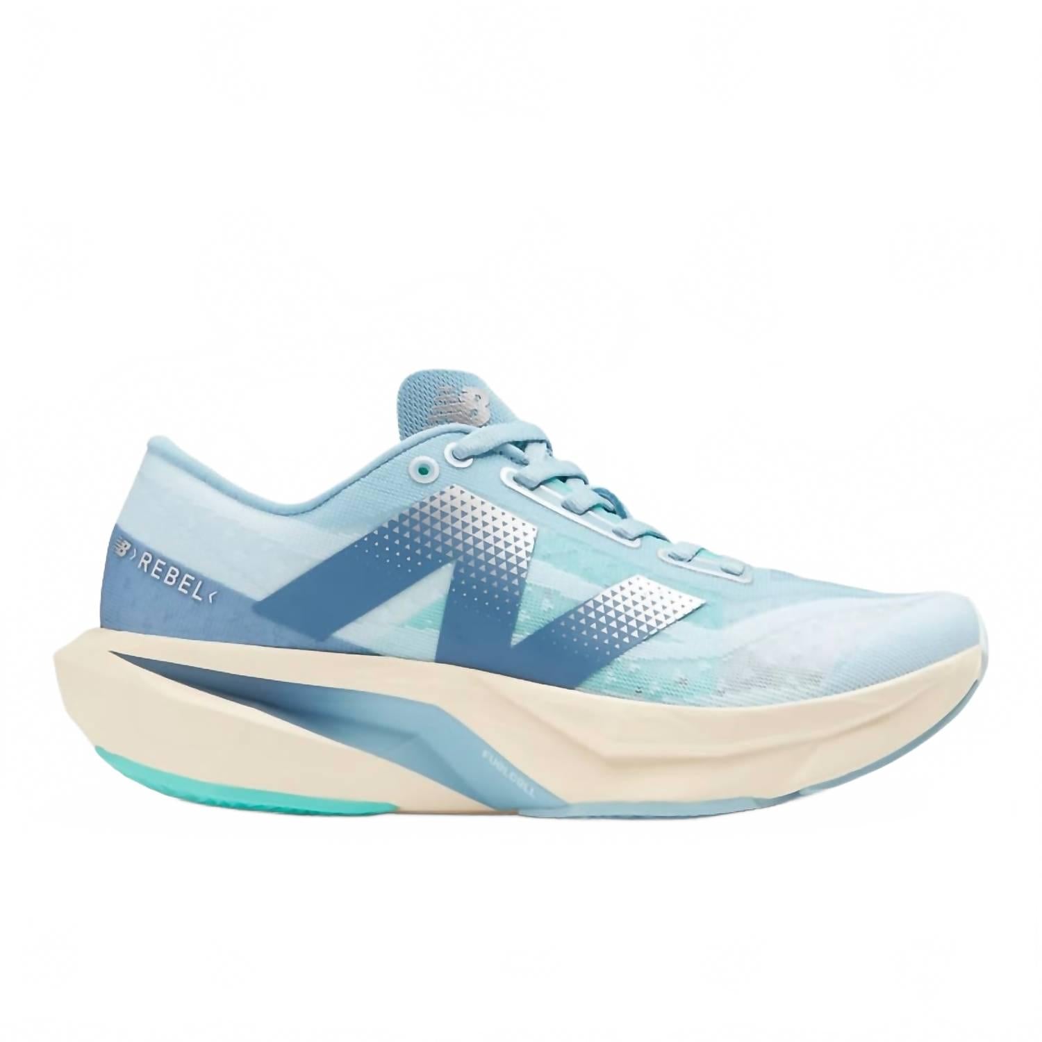 Женские беговые кроссовки Fuelcell Rebel V4 в синем цвете New Balance