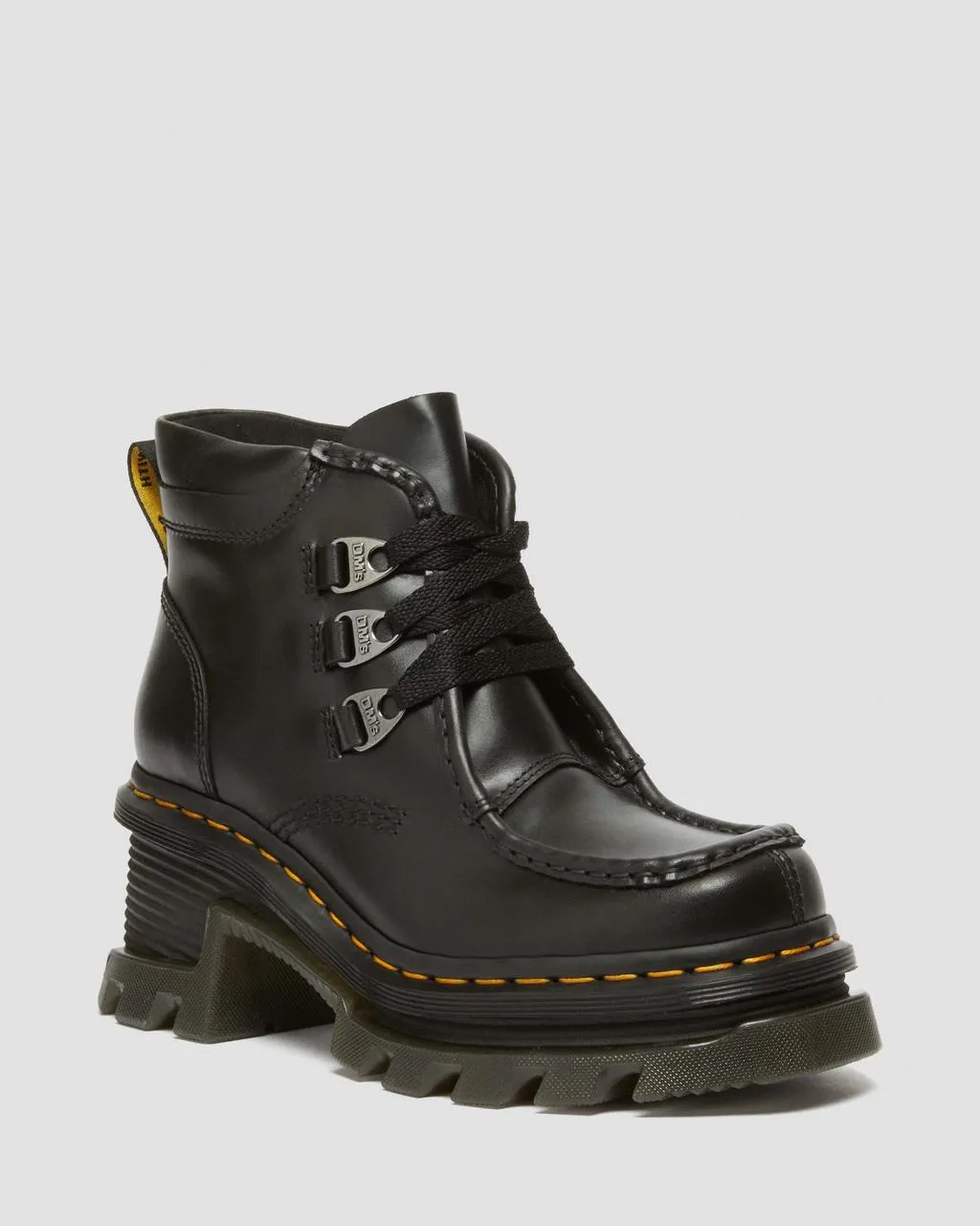 

Dr. Martens Corran Кожаные ботинки на каблуке с 3 люверсами и атласом, цвет Black — Atlas