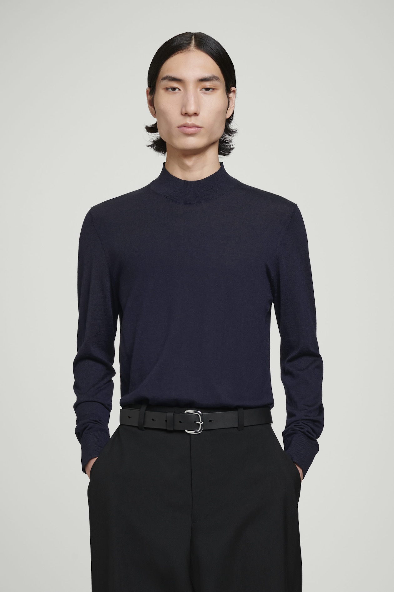 

Свитер из мериносовой шерсти с воротником – стойкой-slim fit COS, темно-синий