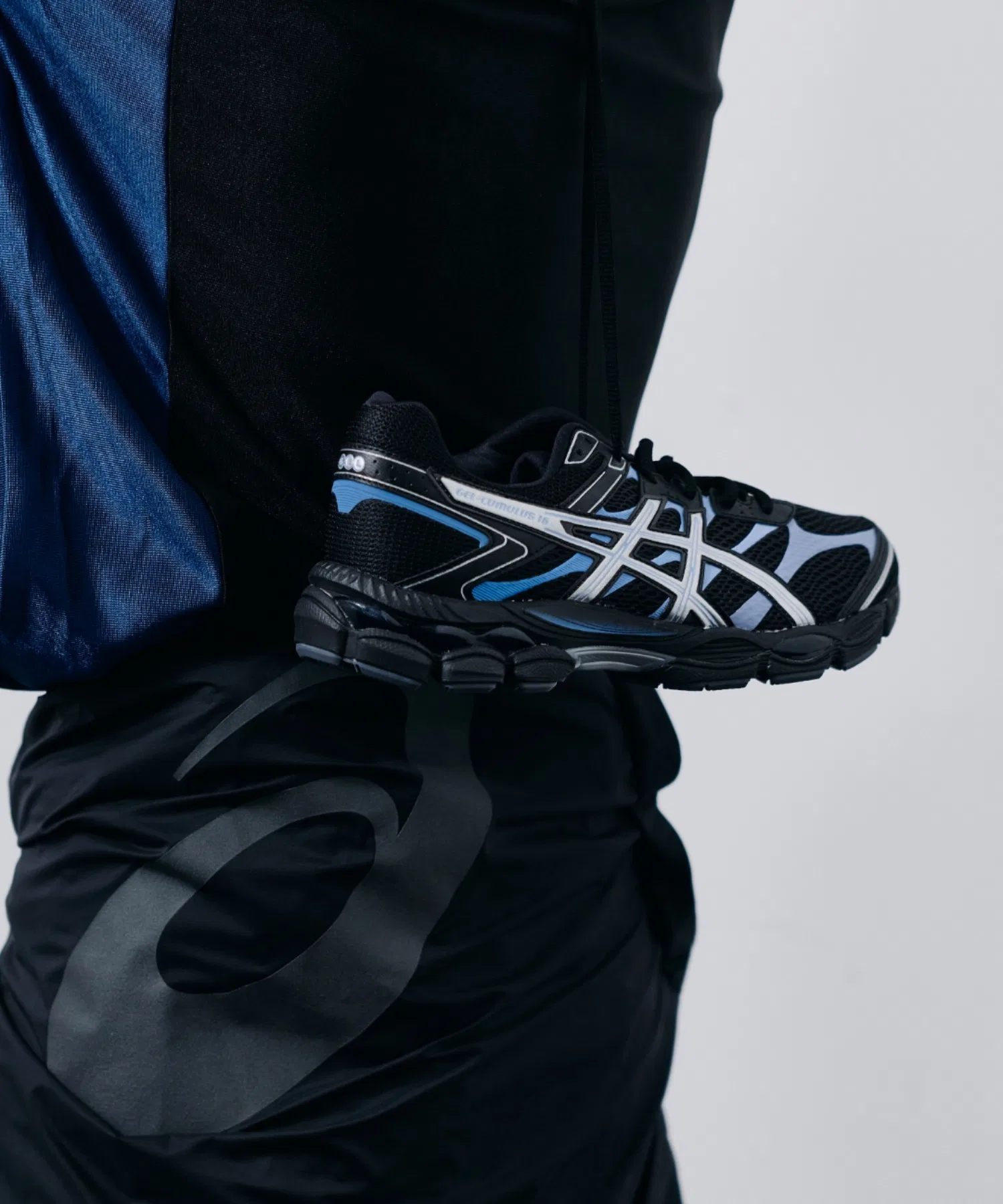Унисекс кроссовки для бега GEL-CUMULUS 16 ASICS чёрные — фото 2