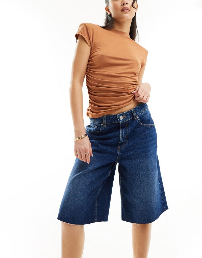 

Темные мешковатые длинные джинсовые шорты ASOS DESIGN