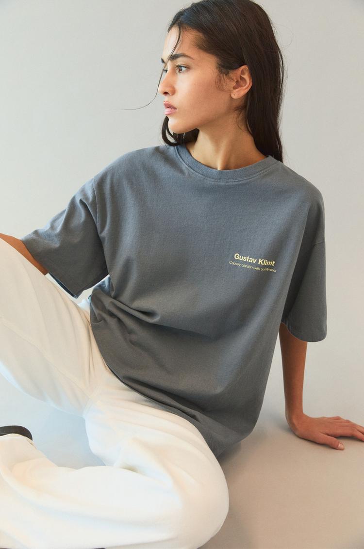 

Футболка Климта Pull And Bear, серый