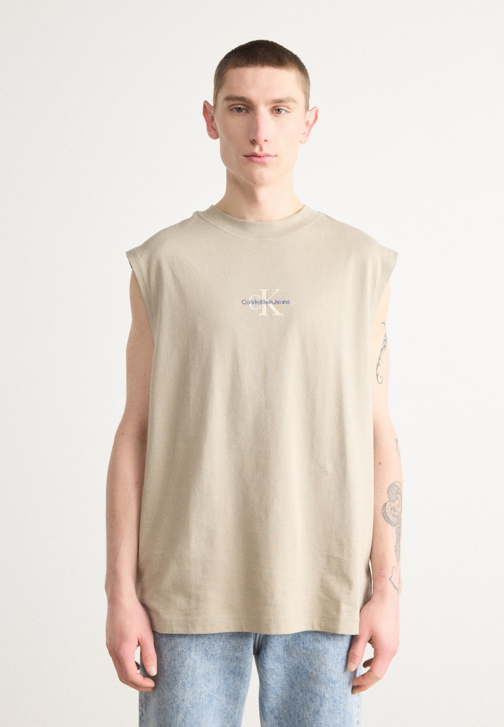 

Топ MONOLOGO SLEEVELESS TEE Calvin Klein Jeans, бежевый