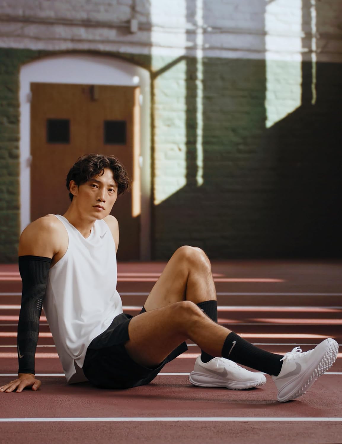 Мужские кроссовки для бега по шоссе Nike Revolution 8, белый — фото 2