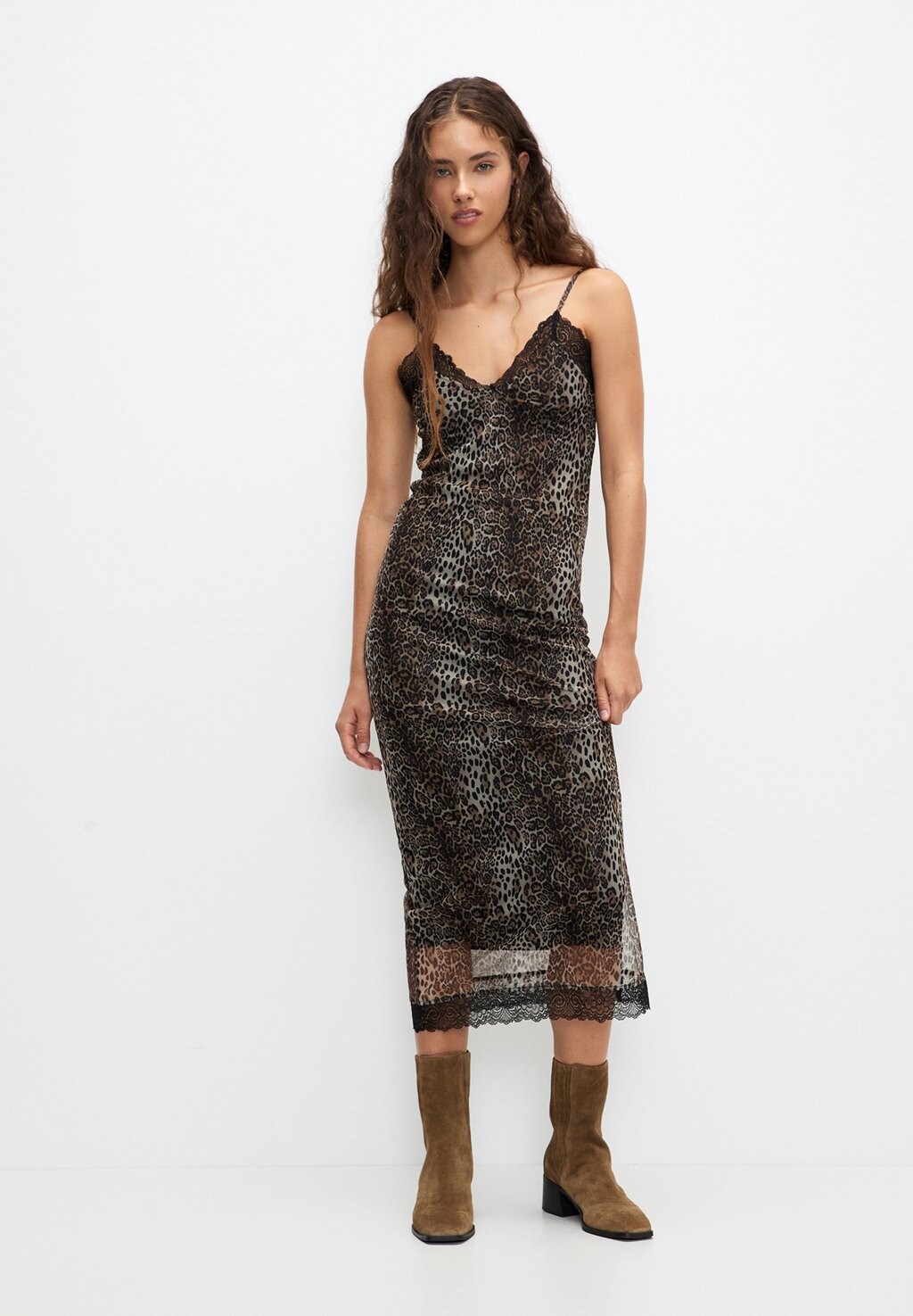 

Дневное платье LEOPARD PRINT CAMISOLE MIDI PULL&BEAR, коричневый