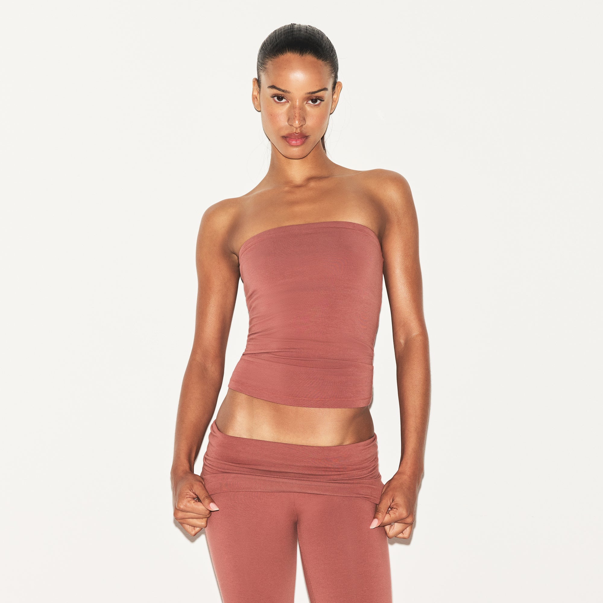 

Топ SKIMS COTTON JERSEY, цвет redwood