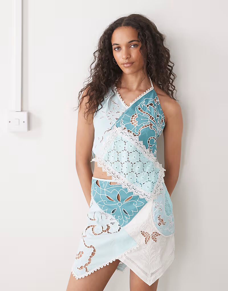 

Культовый топ с комбинированным узором крючком и бретельками через шею синего цвета Collusion