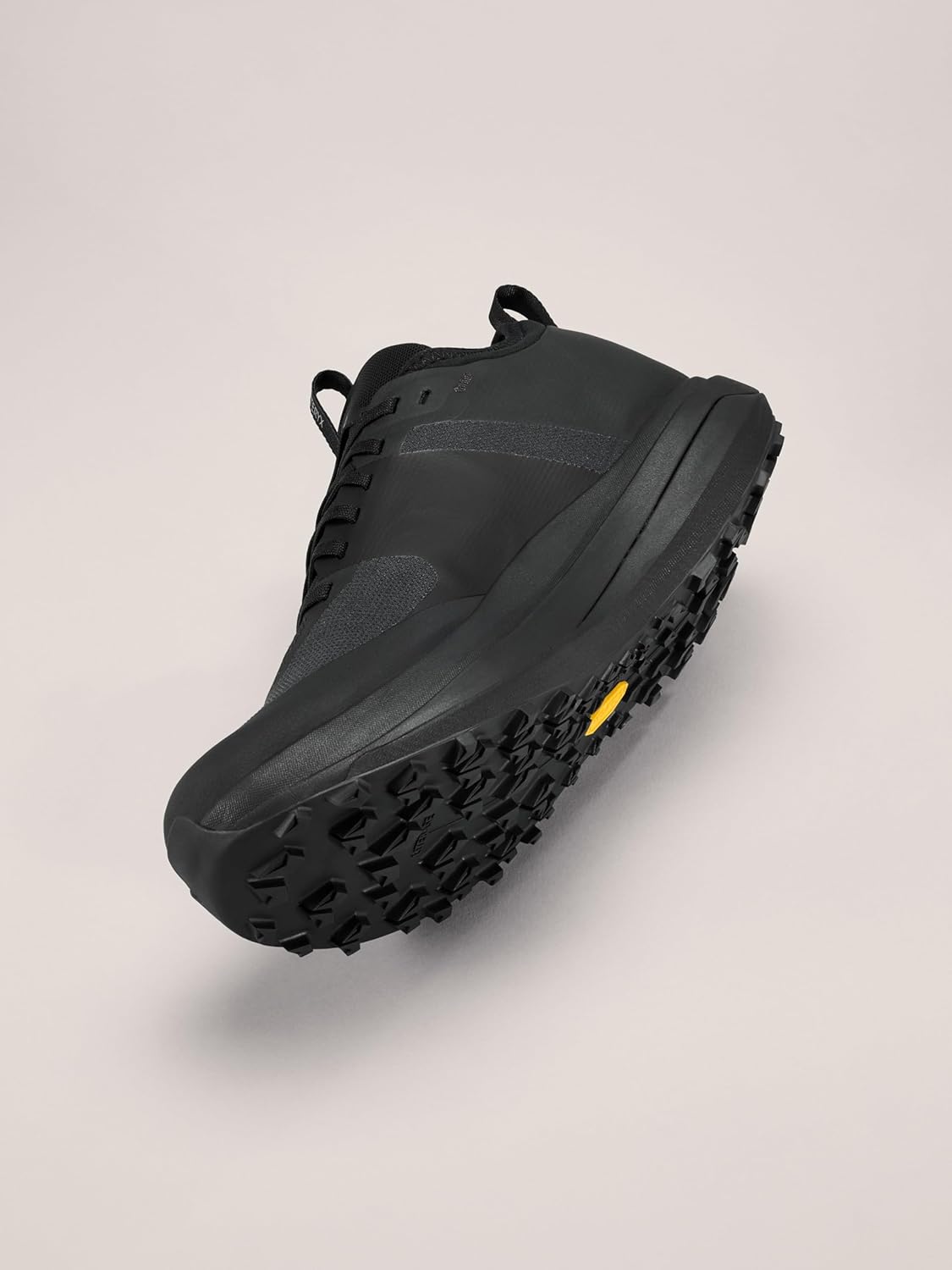 Мужские беговые кроссовки Arc'teryx Sylan GTX, Водонепроницаемые и дышащие трейловые кроссовки Gore-Tex с рокер-подошвой для скорости, черный — фото 2
