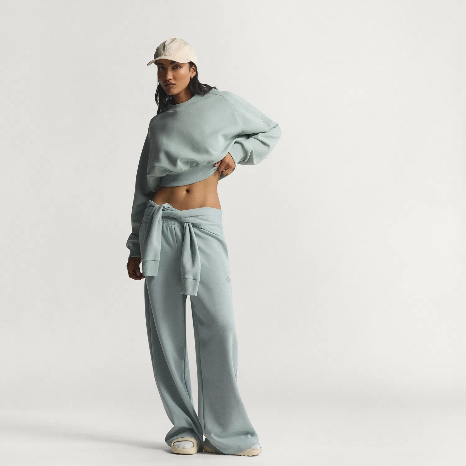Женские брюки Adidas Soft Luxe Straight Leg, цвета Wonder Sage — фото 3