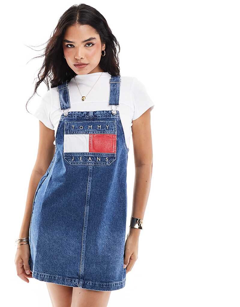 

Джинсовое платье-комбинезон в стиле ретро с флагом Tommy Jeans