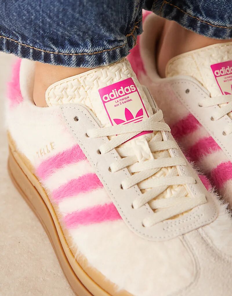 Кроссовки Adidas Originals Gazelle Bold в белом и розовом цвете с пушистым эффектом — фото 4