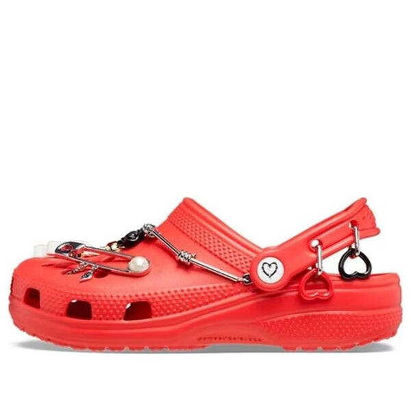 

Кроссовки x karol g classic clogs 'metal hearts' Crocs, красный