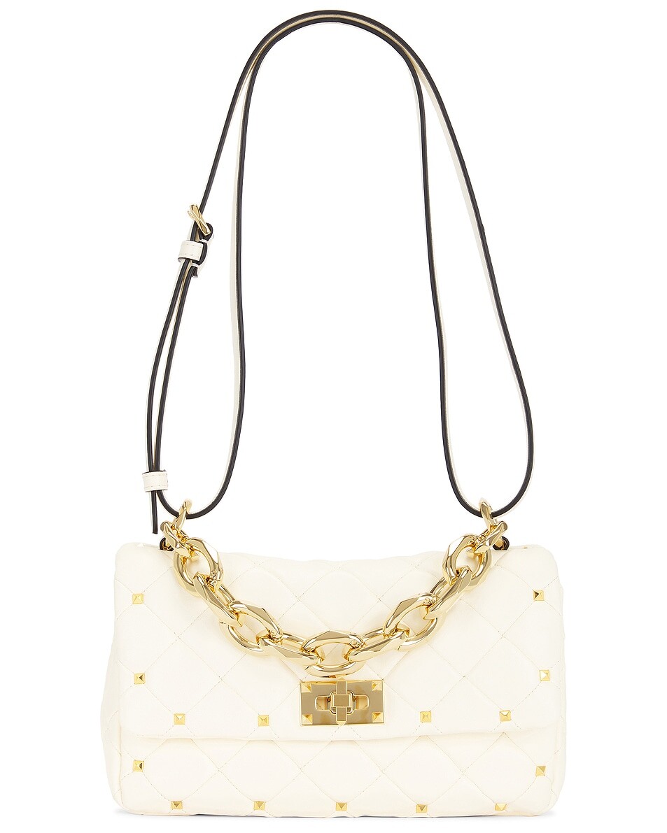 

Маленькая сумка через плечо Rockstud Spike Valentino Garavani, цвет Ivory