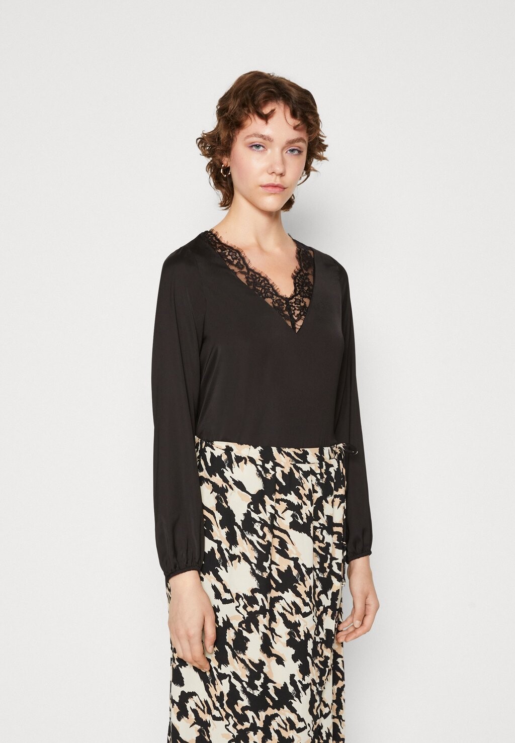 

Блузка Vero Moda VMELLIE V NECK BODY, черный