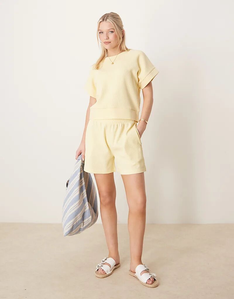 

Удлиненные вафельные шорты ASOS DESIGN лимонного цвета