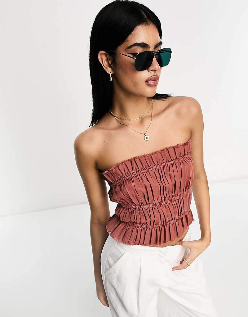 

ASOS DESIGN– Терракотовый льняной топ белого цвета с воротником-бандо и рюшами