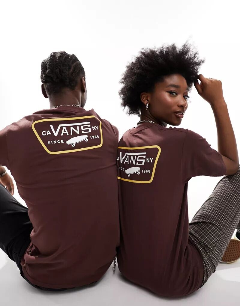 

Коричневая футболка с нашивками и принтом на спине Vans