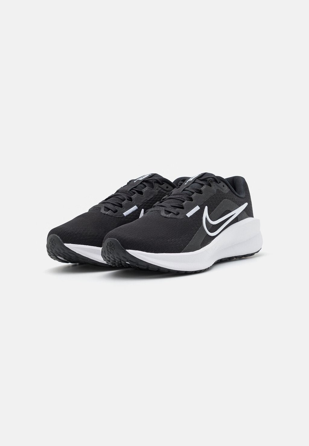 Кроссовки нейтрального цвета DOWNSHIFTER 13 Nike, цвет black/white/dark smoke grey — фото 2