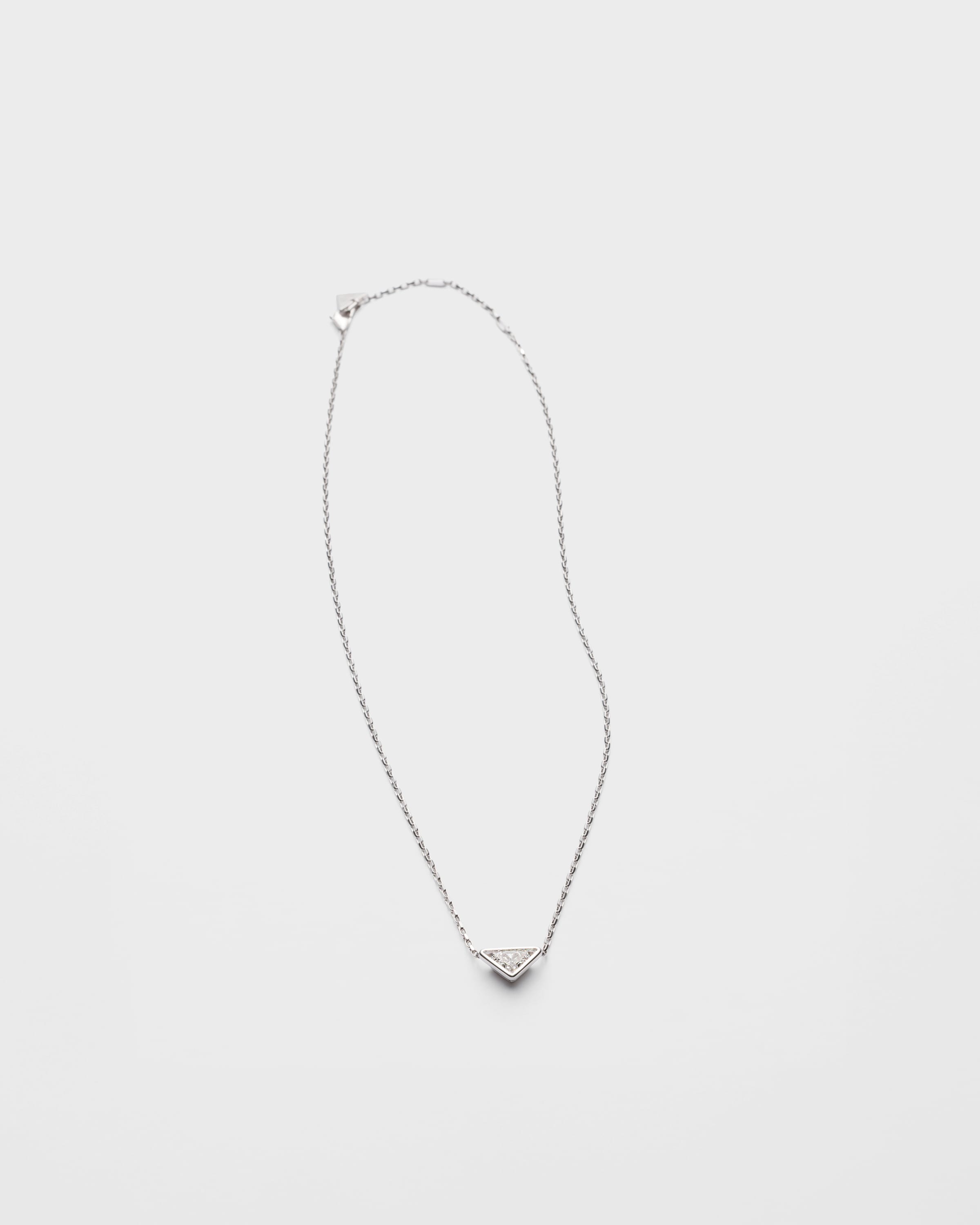 

Кулон Eternal Gold - белое золото и выращенный в лаборатории бриллиант Prada, серебряный