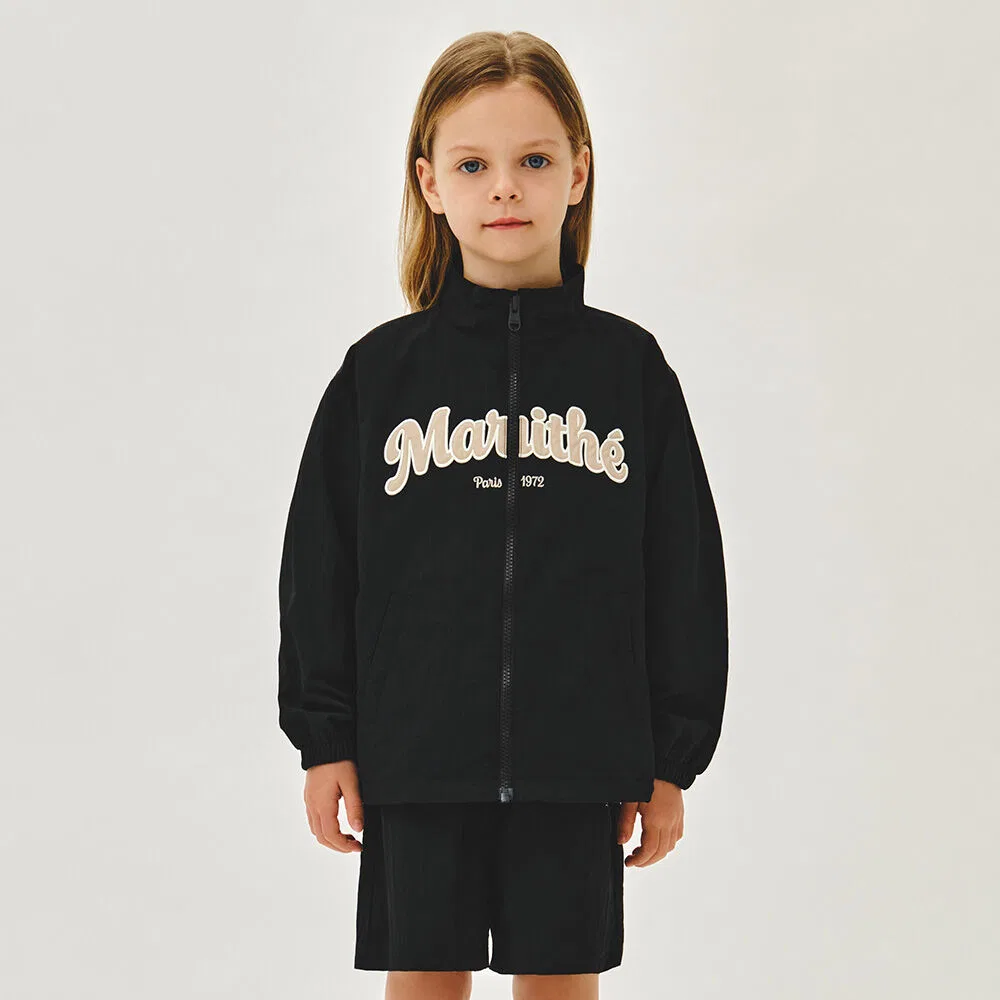 Детская ветровка с логотипом Lettering чёрная от Marithé Kids