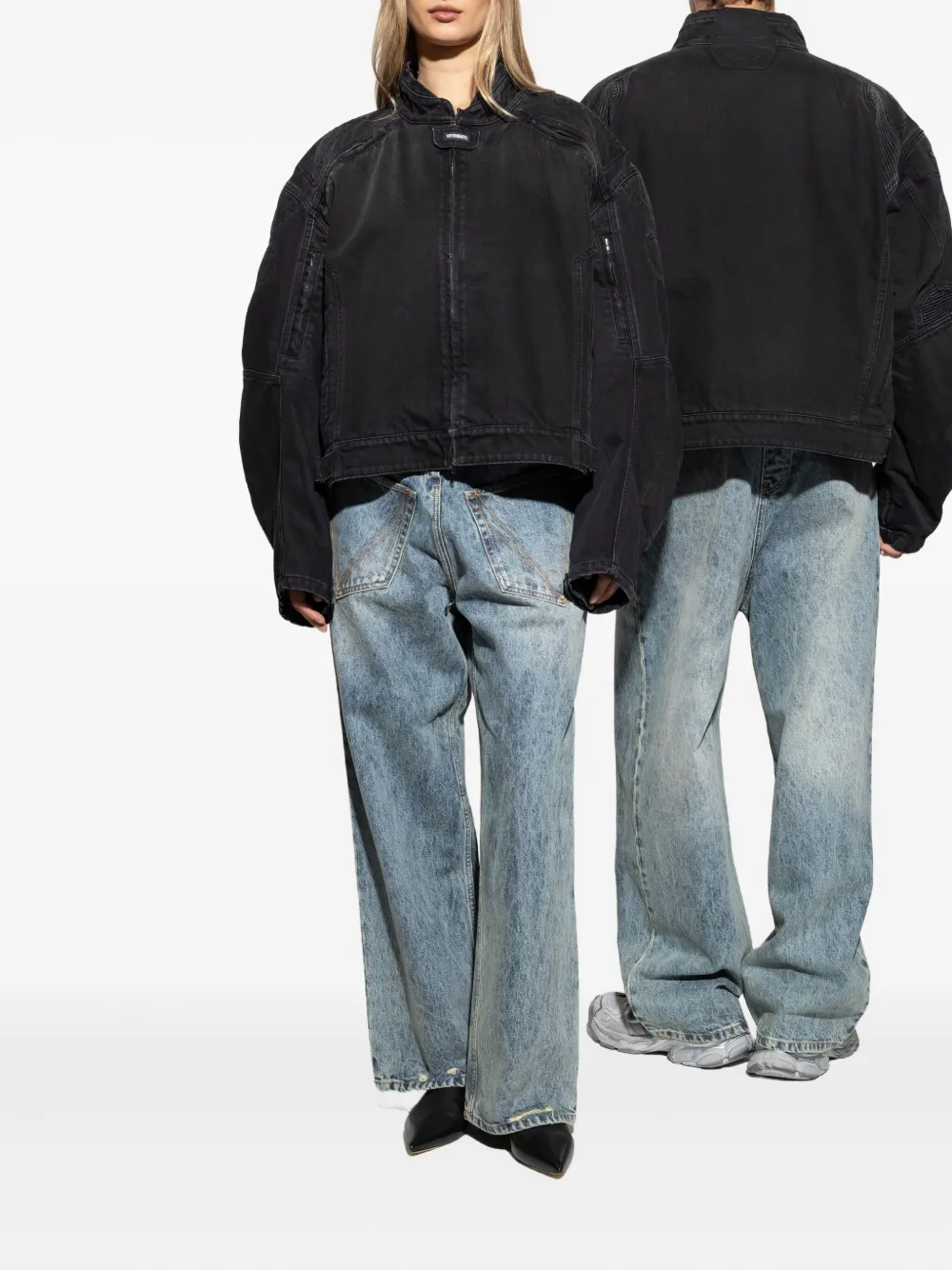 Джинсы с потертостями и V-образной кокеткой VETEMENTS, синий — фото 2