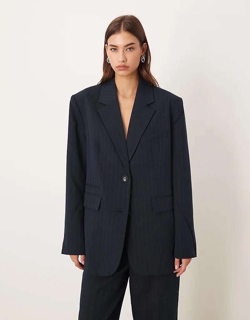 

Большой блейзер Gina Tricot в тонкую тёмно-синюю полоску