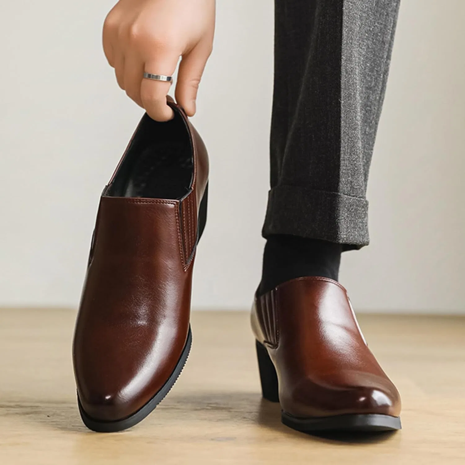 Лоферы кожаные с каблуком, без бренда, модель Men's Leather Chunky Heel Dress Loafers, коричневый ENGEOSNGT — фото 2