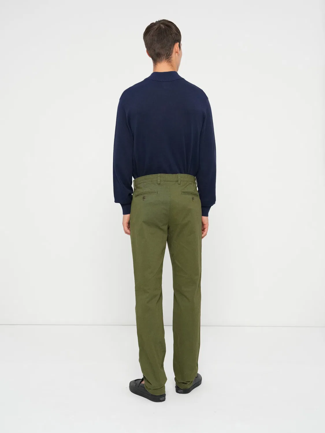 Брюки-чиносы Gap Regular ESSENTIAL зеленого цвета — фото 3